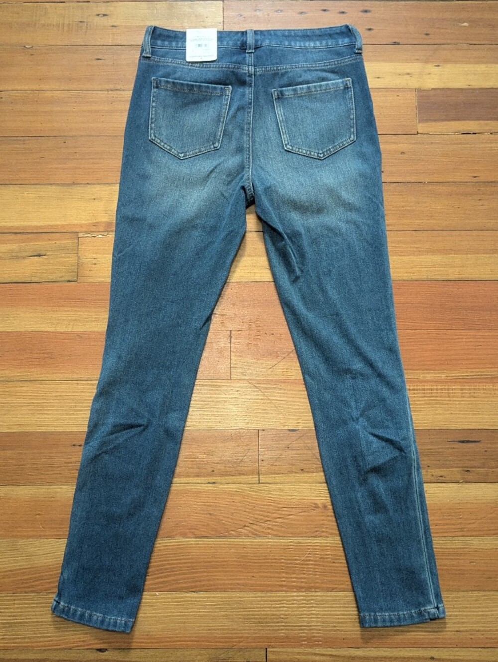 G.H. BASS & CO. SIZE - 2 Comfort Skinny Stretch Jeans in Medium Blue Wash - Picture 3 of 13